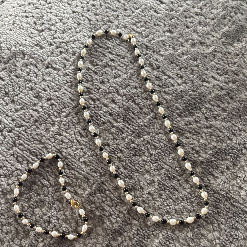 Elegant Black and White Beaded Necklace and Bracelet Set